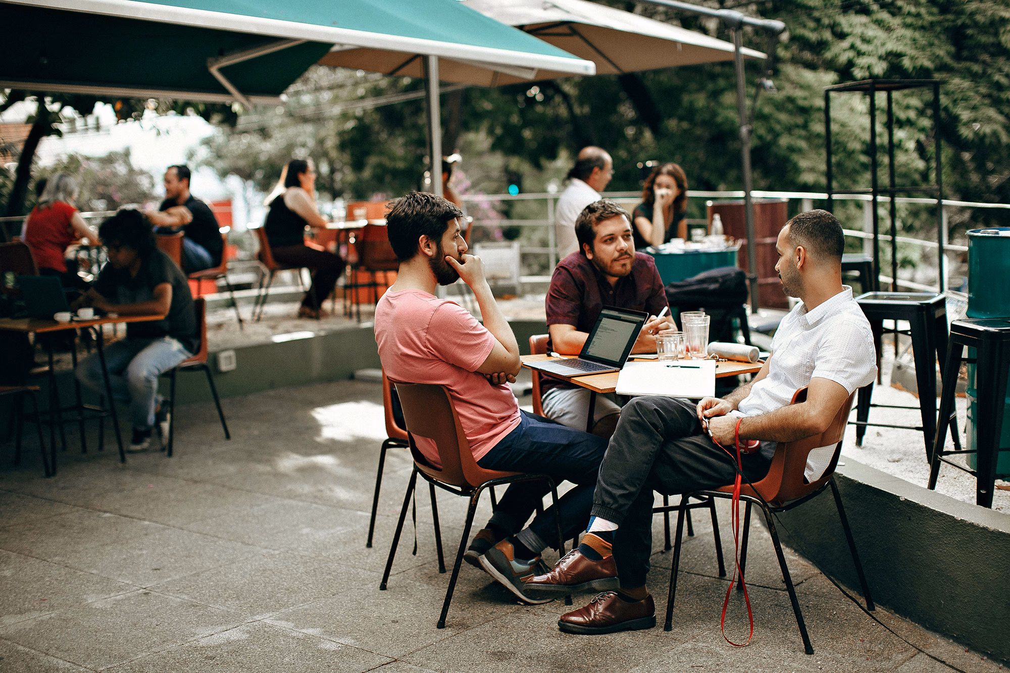 Participantes reunidos em um evento de startups e investidores no Brasil